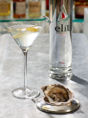 Cocktail-and-oyster-web2.jpg
